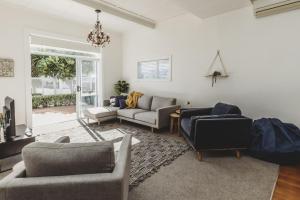 un salon avec deux canapés et un canapé dans l'établissement Ropiha Retreat - close to Fitzroy Beach paradise, à New Plymouth