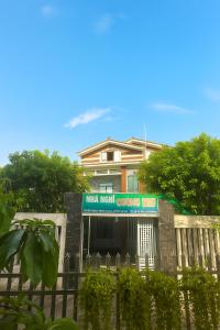 een huis met een hek ervoor bij Cường Thu Motel Quảng Trị in Xã Thanh Trạch