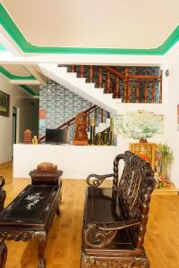 een woonkamer met een stoel en een tafel bij Cường Thu Motel Quảng Trị in Xã Thanh Trạch