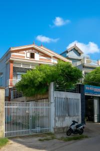 een scooter geparkeerd voor een huis bij Cường Thu Motel Quảng Trị in Xã Thanh Trạch