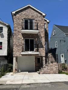 una casa de ladrillo con una puerta y un garaje en Cozy Short Stay, en Newark
