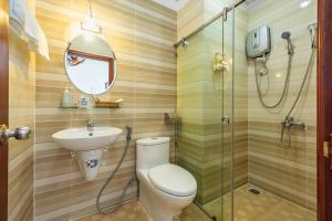 a bathroom with a toilet and a sink and a shower at Khách Sạn Đồi Mây Đà Lạt in Da Lat