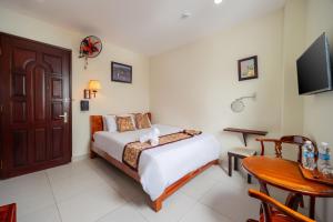 Postel nebo postele na pokoji v ubytování Khách Sạn Đồi Mây Đà Lạt