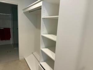 un vestidor con paredes y estanterías blancas en Hideaway at 10310, en Maroochydore 11 fotos más