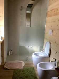 Koupelna v ubytování Dolomite Nest + 7 fotografií