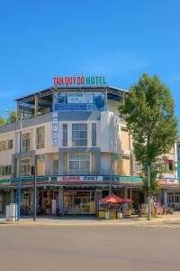 a building with a sign that reads tram only do hotel at Tân Quý Đô Hotel in Thu Dau Mot