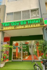 a store with a sign that reads tea city dc hotel at Tân Quý Đô Hotel in Thu Dau Mot