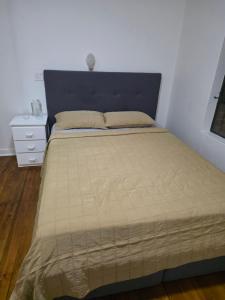 1 dormitorio con 1 cama grande y cabecero en Beach Suburb Getaway, en Grange