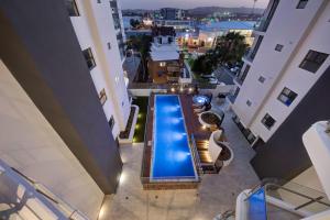 Una vista aérea de una piscina en un edificio. en Hideaway at 10310, en Maroochydore