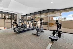 un gimnasio con dos cintas de correr y dos bicicletas estáticas en Hideaway at 10310, en Maroochydore