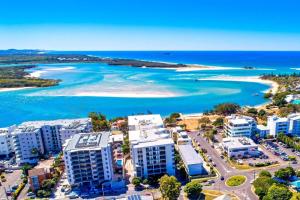 Una vista aérea de una playa con edificios y el océano. en Hideaway at 10310, en Maroochydore