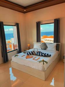 ein Schlafzimmer mit einem Bett mit Blick auf das Meer in der Unterkunft Pooja Ocean View Cottage in Nusa Penida