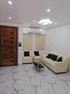 ein Wohnzimmer mit Sofa und Tisch in der Unterkunft Navio Transient House in Cabuyao