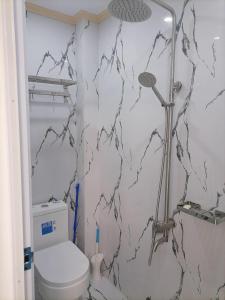 ein Badezimmer mit Dusche und Toilette in der Unterkunft Navio Transient House in Cabuyao