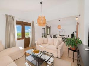 een woonkamer met een witte bank en een tafel bij Five Bedroom Villa With Pool in Opanci