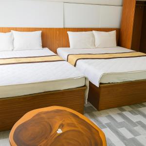 Postel nebo postele na pokoji v ubytování Hoàng Nam 2 Hotel Bình Dương