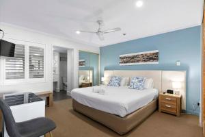 Postel nebo postele na pokoji v ubytování Beachfront Luxury Resort Living + 14 fotografií