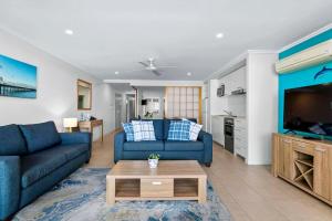 TV a/nebo společenská místnost v ubytování Beachfront Luxury Resort Living