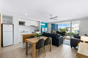 Kuchyň nebo kuchyňský kout v ubytování Beachfront Luxury Resort Living