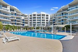 Bazén v ubytování Beachfront Luxury Resort Living nebo v jeho okolí