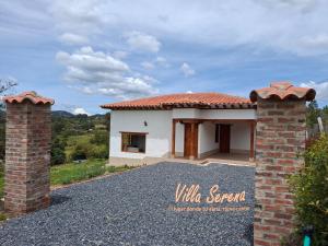 a small white house with a red roof at Cabaña Villa Serena in Villa de Leyva