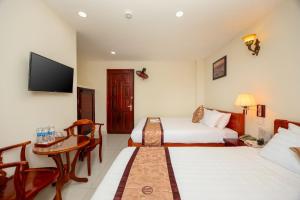 Postel nebo postele na pokoji v ubytování Khách Sạn Đồi Mây Đà Lạt