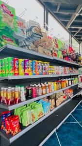 Supermarket nebo jiné obchody v  hotelu nebo okolí