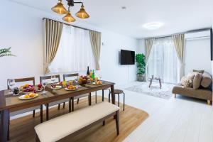 浦添市にあるNaha area #15 min drive to airport #New villaのリビングルーム(果物を用意したテーブル付)