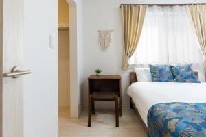 浦添市にあるNaha area #15 min drive to airport #New villaのベッドと椅子と窓のある寝室 +30枚の写真