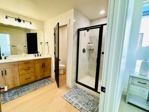 un baño con ducha y lavabo en New 3BR Home w Garage Near BYU-Idaho, en Rexburg 16 fotos más