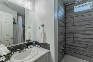 um banheiro com uma pia e um espelho em Desert Escape close Trails & River em Parker mais 22 fotografias