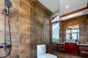 un baño con ducha y WC en Lijiang Tongfu Inn, en Lijiang 40 fotos más