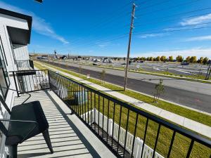 un balcón de una casa con vistas a la calle en New 3BR Home w Garage Near BYU-Idaho, en Rexburg