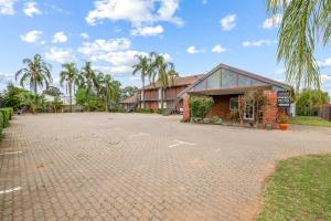 an empty parking lot in front of a building at Mildura Riverview Motel in Gol Gol