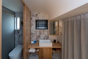 成都市にあるChengdu Kuanzhai Yuntu Serviced Apartmentのトイレと洗面台のあるバスルーム +86枚の写真