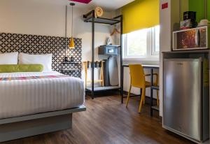 Ένα ή περισσότερα κρεβάτια σε δωμάτιο στο Hotel Estancias VIVE MX Cuauhtemoc, Trademark by Wyndham