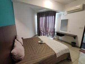 Postel nebo postele na pokoji v ubytování KIMNA HOME at MARINA HEIGHT