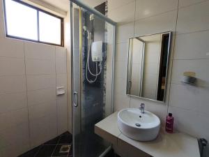 Koupelna v ubytování KIMNA HOME at MARINA HEIGHT + 16 fotografií