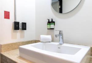 Ένα μπάνιο στο Hotel Estancias VIVE MX Cuauhtemoc, Trademark by Wyndham +126 φωτογραφίες