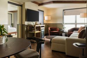 Χώρος καθιστικού στο Balfour Miami Beach, a Registry Collection Hotel