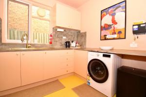 Kuchyň nebo kuchyňský kout v ubytování 3BR Coastal Home with Parking, Workspace, WiFi