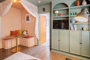 Kuchyň nebo kuchyňský kout v ubytování 3BR Coastal Home with Parking, Workspace, WiFi