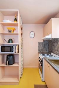 Kuchyň nebo kuchyňský kout v ubytování 3BR Coastal Home with Parking, Workspace, WiFi + 25 fotografií