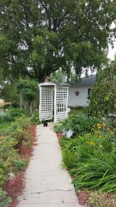 Zahrada ubytování Roomy Vacation Rental for Two with a Private Bathroom near Cedar Rapids, Iowa