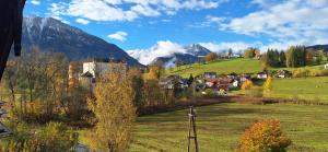 ein kleines Dorf auf einem Feld mit Bergen im Hintergrund in der Unterkunft Sonniges Appartement und Gästezimmer, Haus Borowiec 