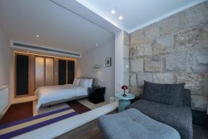 成都市にあるChengdu Kuanzhai Yuntu Serviced Apartmentのベッドとソファのある寝室