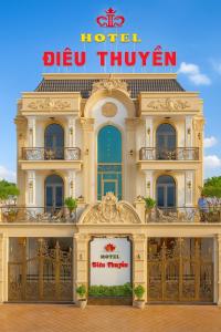 een gebouw met een bord ervoor bij Điêu Thuyền Hotel Bến Tre in Ben Tre