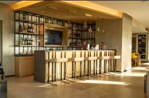 een bar met krukken in een kamer met een persoon bij 40 sqm Studio at Aeon Towers in Davao City