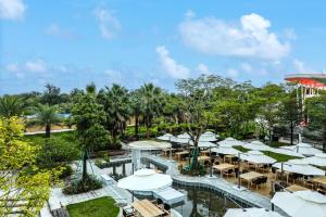een luchtzicht op een resort met tafels en parasols bij Weili Royal Apartment in Maluan