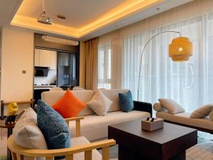 een woonkamer met een bank en een tafel bij Weili Royal Apartment in Maluan